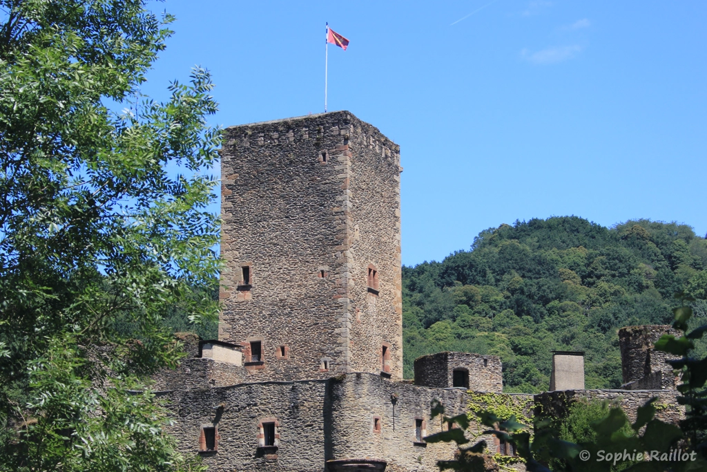 Le château et le donjon, en descendant vers le village par le Colombier (Belcastel, juillet 2022)