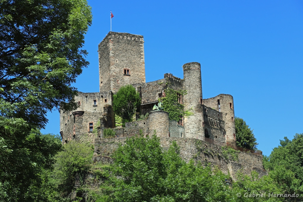 Vue sur le château depuis le village