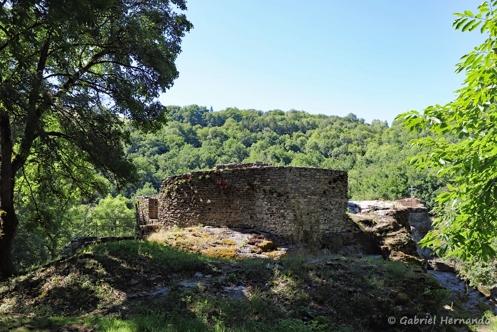 Base de la tour du Fort du Roc d'Anglars, en ruines
