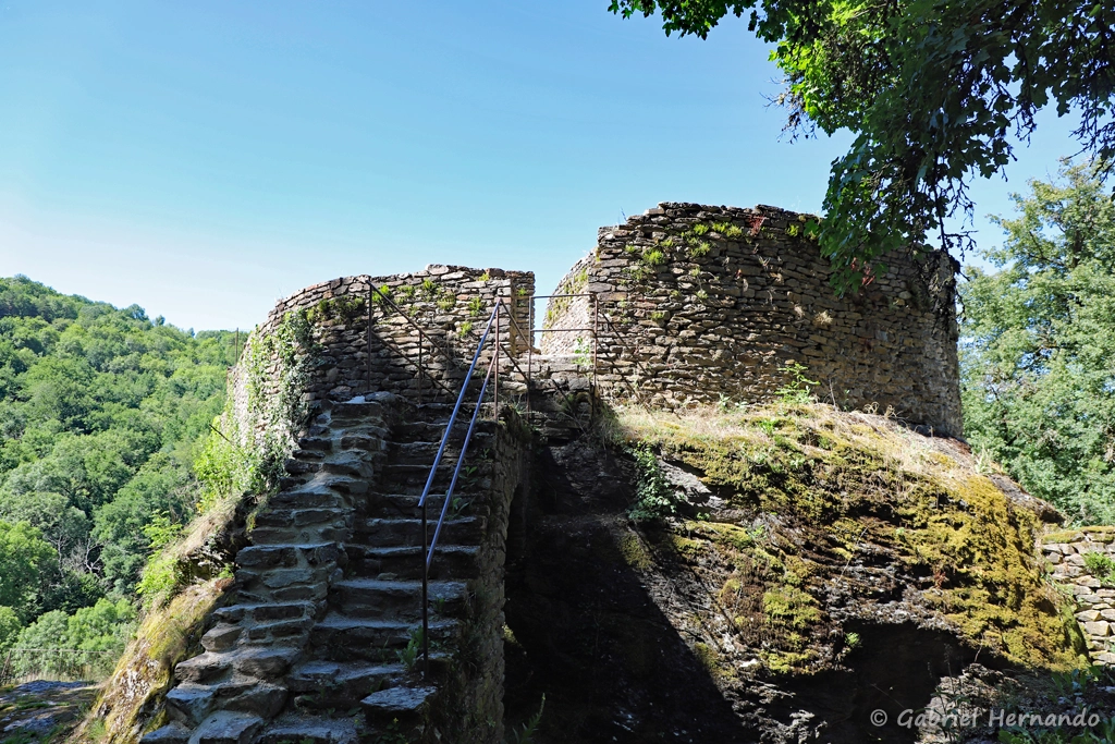Base de la tour du Fort du Roc d'Anglars, en ruines