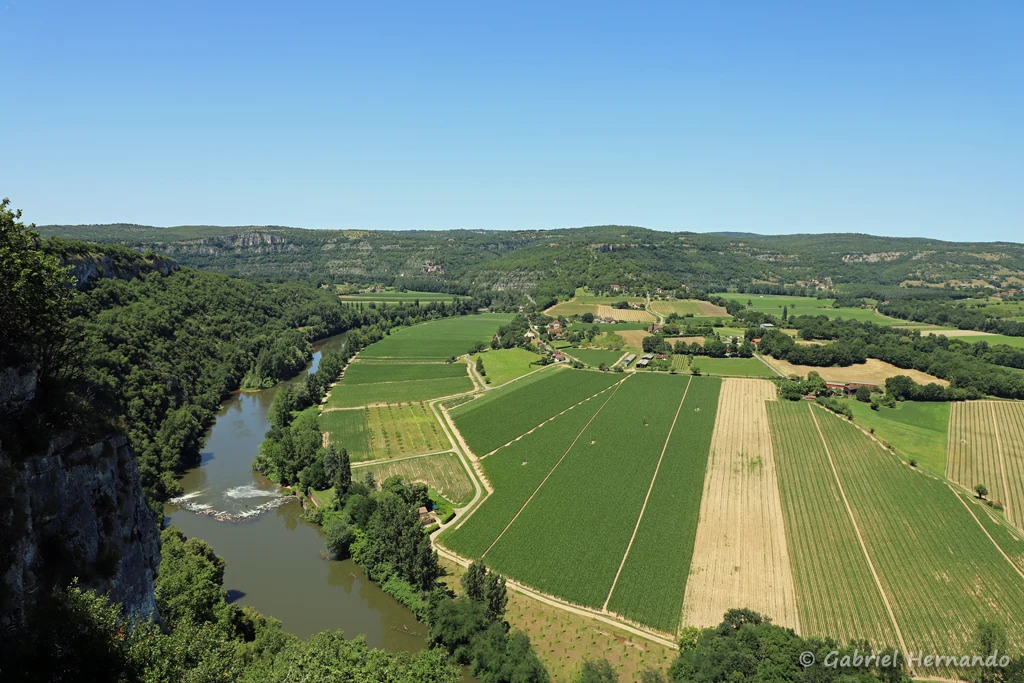 Le Lot, vers l'aval du cingle de Caillac, avec l'écluse désaffectée de La Barasquie
