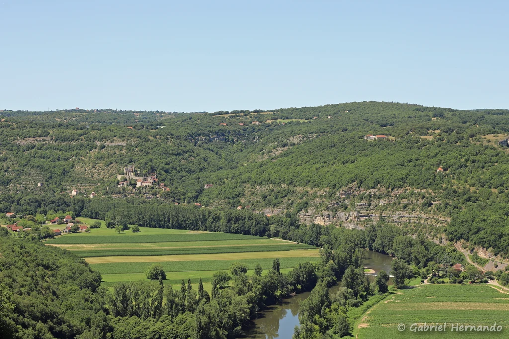 Le Lot, vers l'aval du cingle de Caillac, avec l'écluse désaffectée de La Barasquie