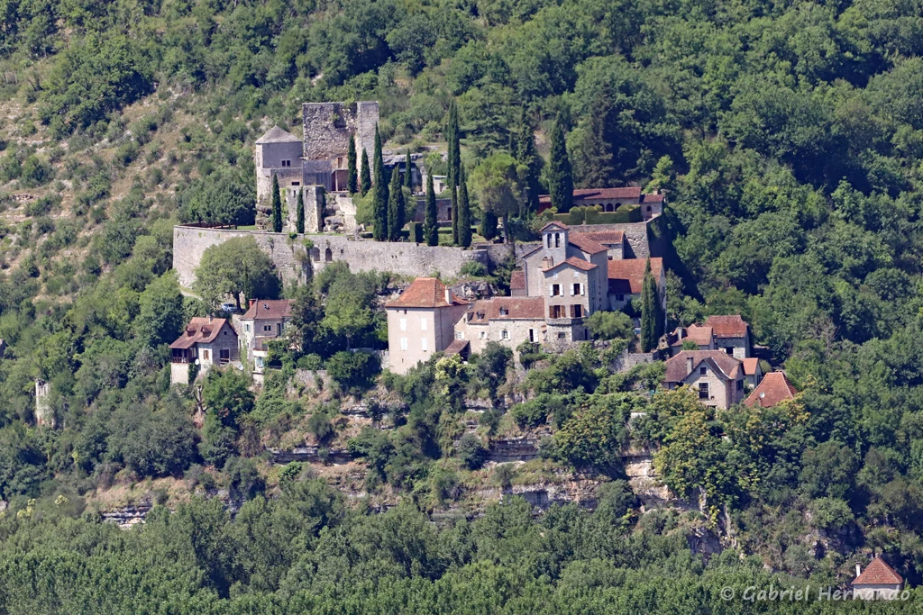 Village de Montbrun et son château construit du XIIIe siècle