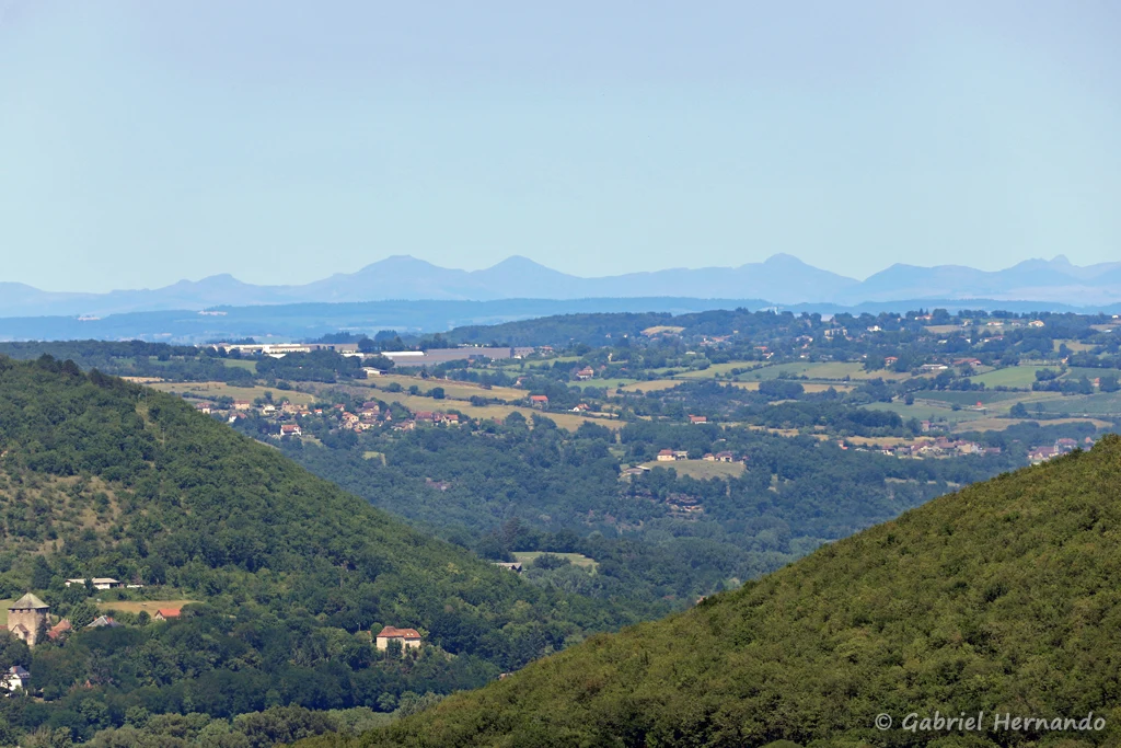 Vue sur les Monts d'Auvergne, distants d'une centaine de kilomètre