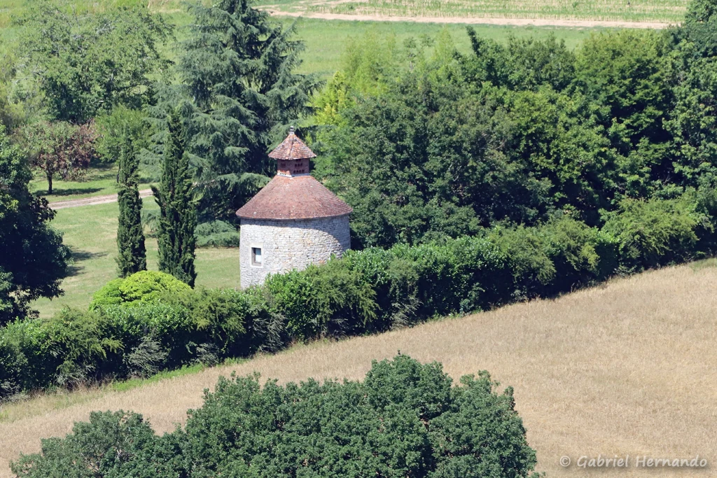 Pigeonnier,au centre de la plaine agricole du cingle de Caillac
