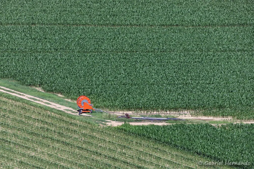 Enrouleur d'irrigation coloré dans la plaine agricole du cingle de Caillac