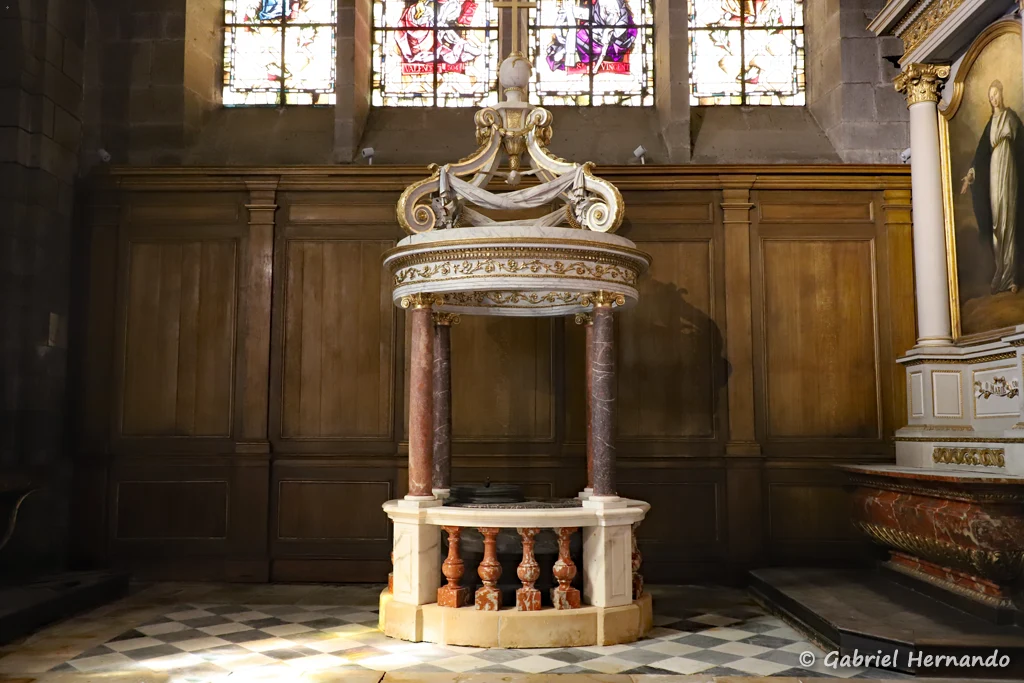 Fonts baptismaux, à baldaquins, dans l'ancienne cathédrale Saint-Vincent