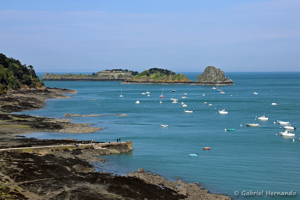 La côte, avec le rocher de Cancale, l'île des mouettes et l'île des Rimains, depuis le chemin du littoral