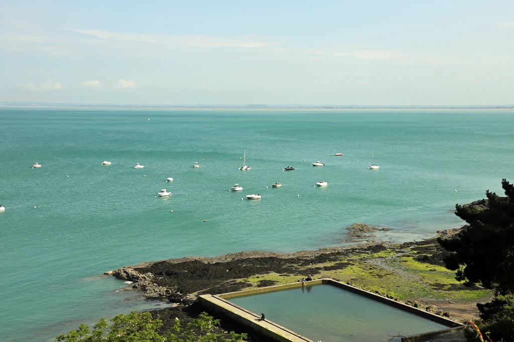 Piscine naturelle et la baie, depuis le chemin du littoral