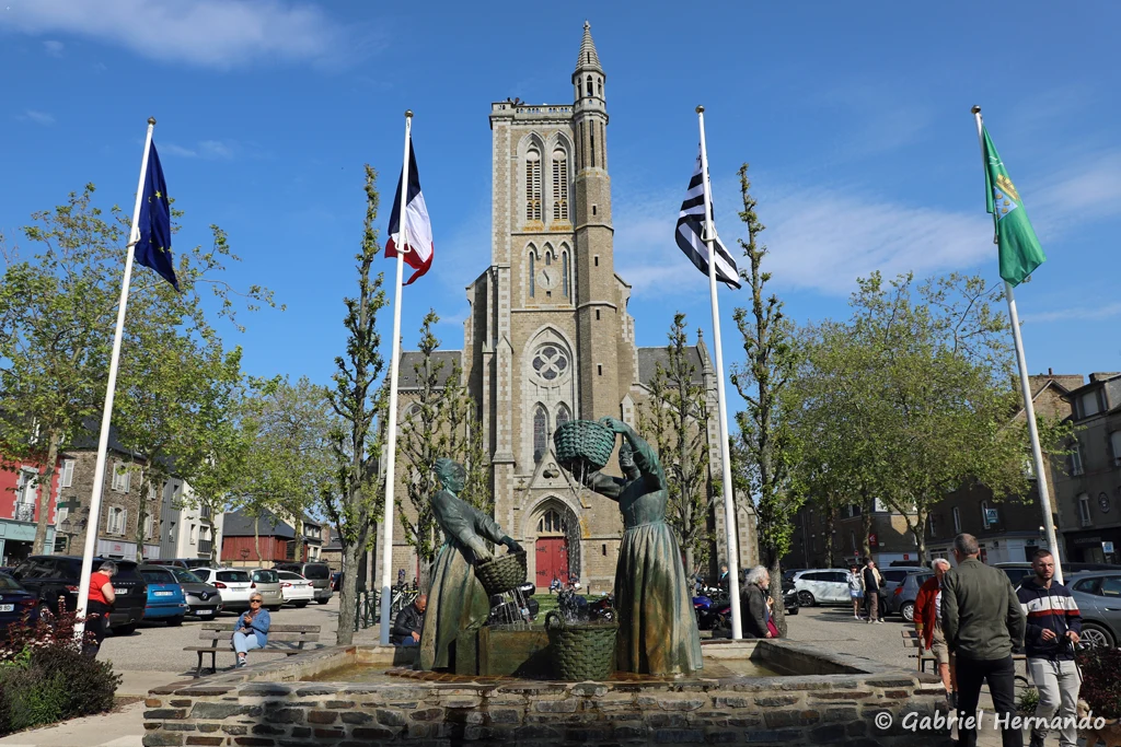 Eglise Saint-Méen. et la fontaine "Les laveuses d’huîtres"