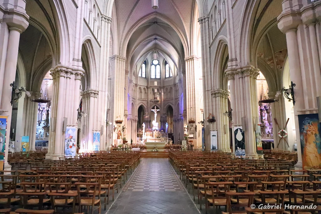 Nef et cœur de l'église Saint-Méen