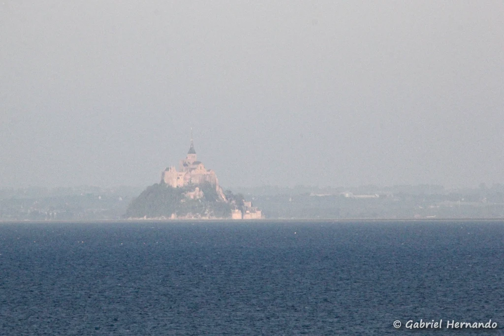 Mont Saint Michel, dans la brume au fond de la baie
