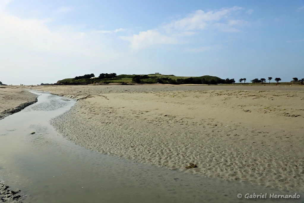Le Havre de Rothéneuf à marrée basse, avec le court d'eau Sainte-Suzane et l'île Besnard