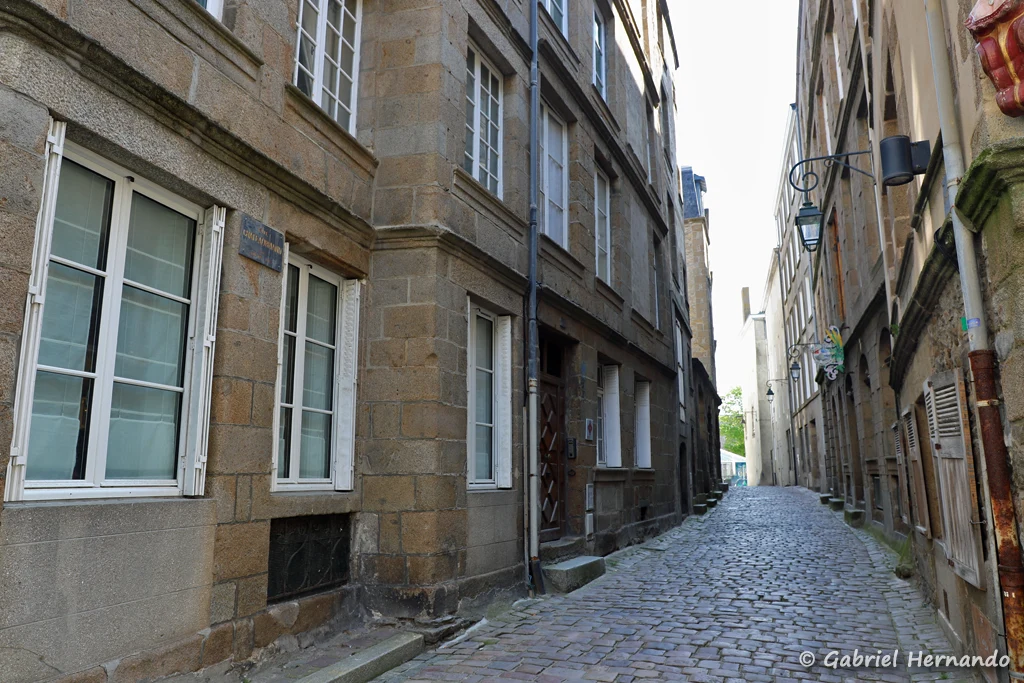 Rue Chateaubriand, l'une des rares rue ayant gardé l'aspect du Saint-Malo d'avant guerre, avec des maisons de 1670 et 1718 (Saint-Malo, mai 2023)