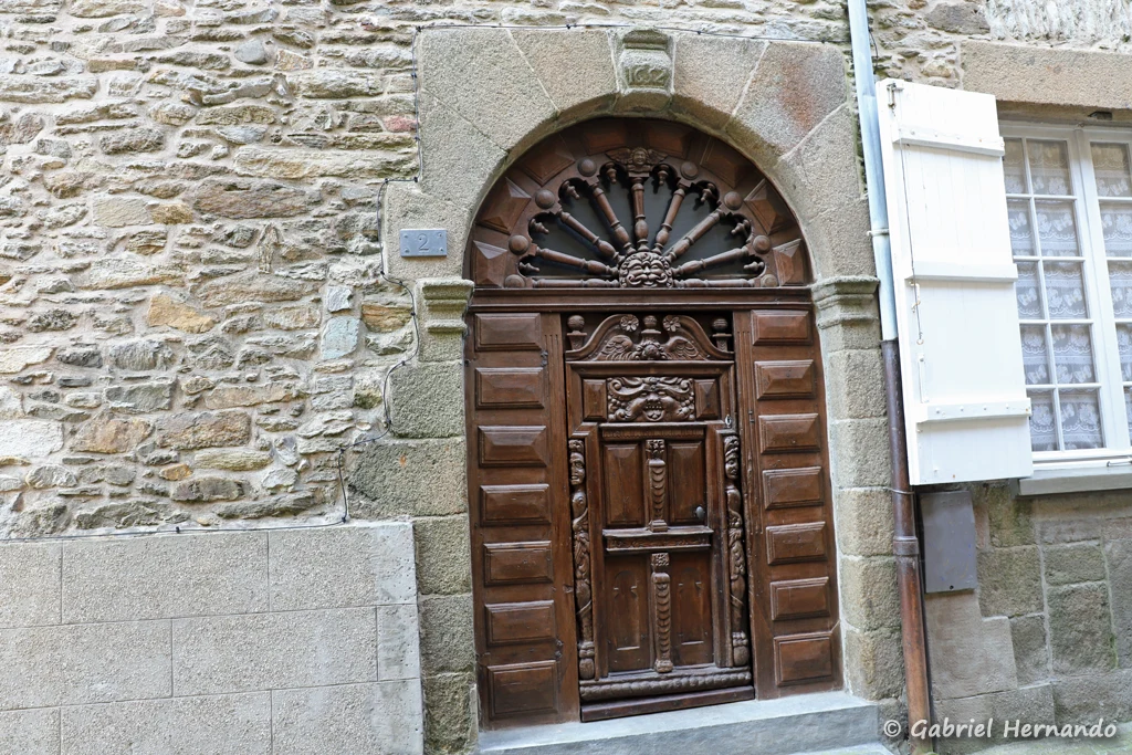 Dans la rue Mahé, portail dont le cintre est daté de 1652