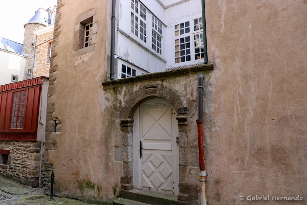 Rue du Pélicot, maison de 1676 comprenant une petite cour à façades de bois et de verre