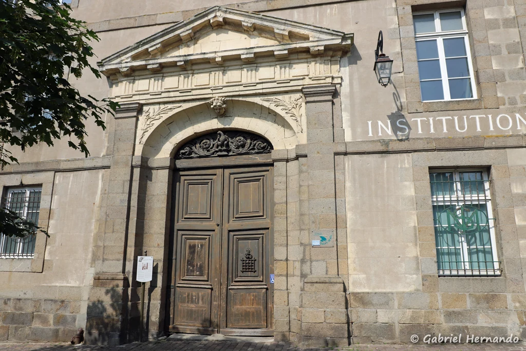 Dans la rue du collège, le beau portail de l'ancien hôtel de Plouër, orné de pilastre, d'un mascaron, d'un fronton en pierres calcaire