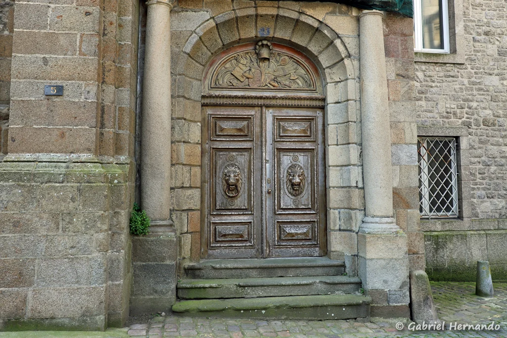 Belle porte de l'ancien palais de justice