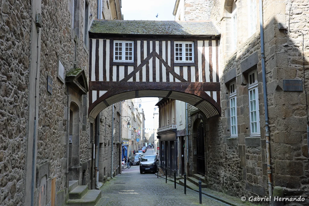 Passage couvert, rue des Vieux Remparts, vestige de l'ancien couvent des Récollets 