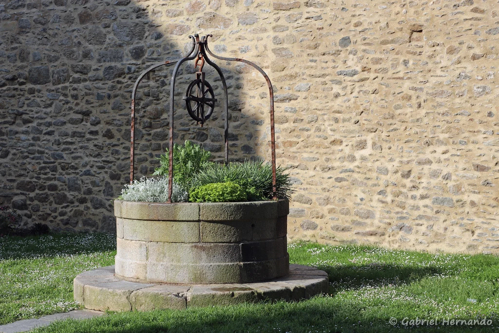 Puits situé le long des remparts, rue de la Crosse