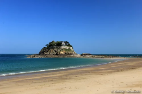 La plage et l'île du Gesclin