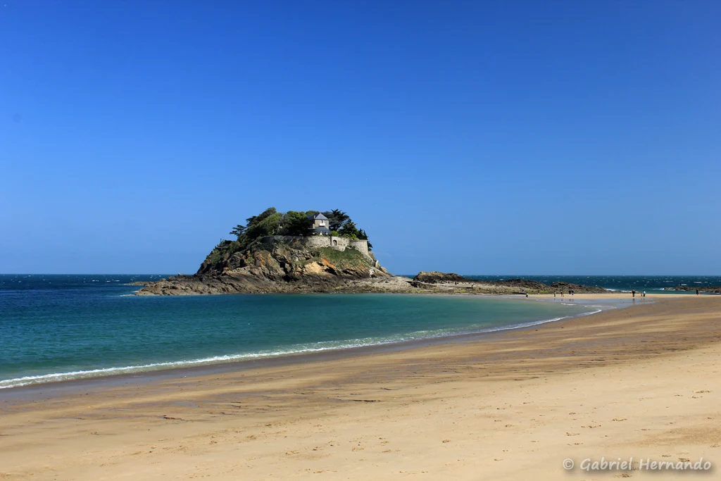 La plage et l'île du Gesclin