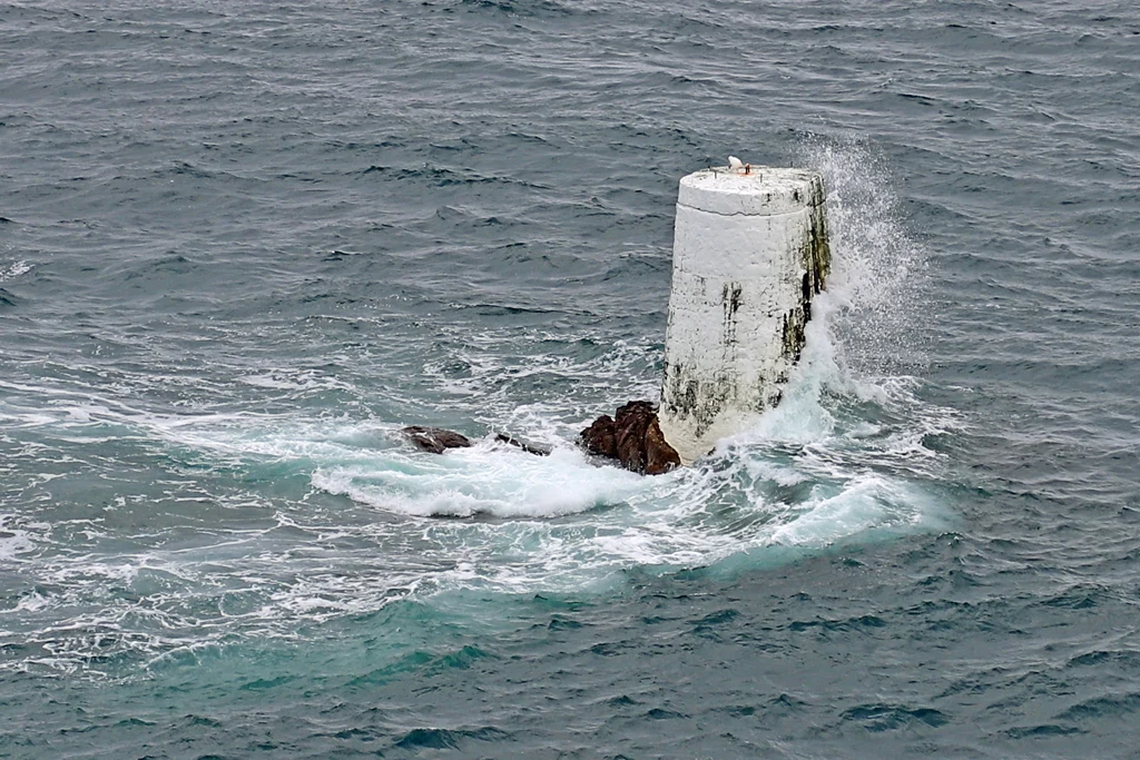 La Crolante fouettée par une vague, a large de la pointe