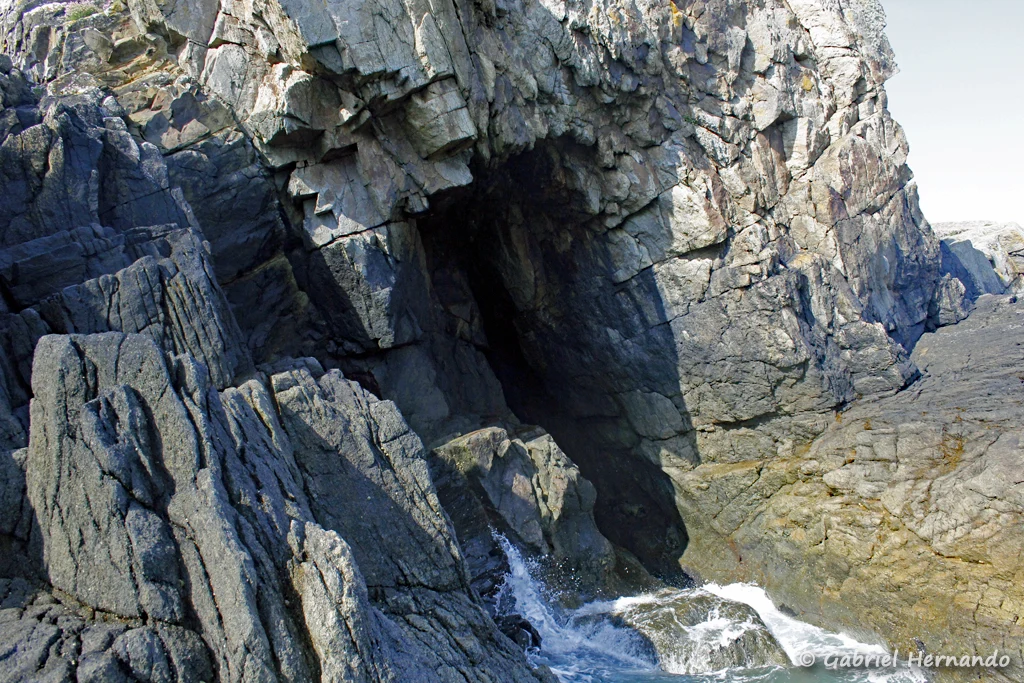 Petite grotte, à l'extrémité de la Pointe du Grouin