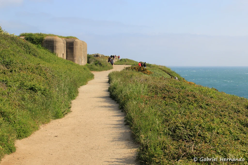 Sur le chemin, le blockhaus de la Pointe du Grouin
