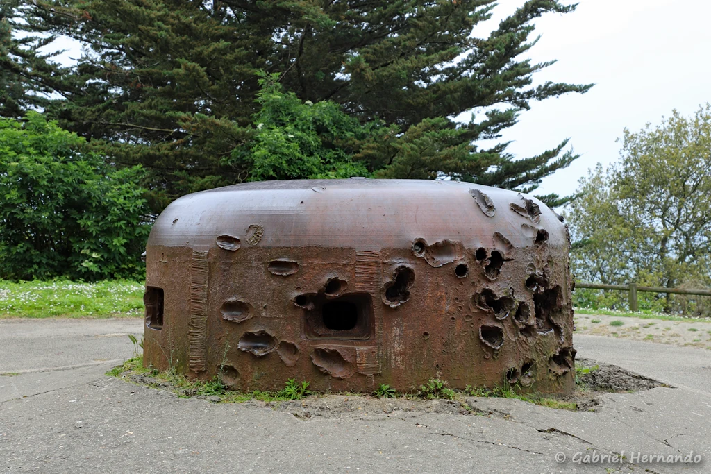 Une des 8 cloche de tir allemandes, marquée de nombreux impacts de tir