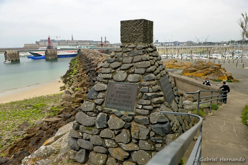 Monument à la mémoire du commandant Charcot, de l'équipage et de la mission du Pourquoi-pas ?