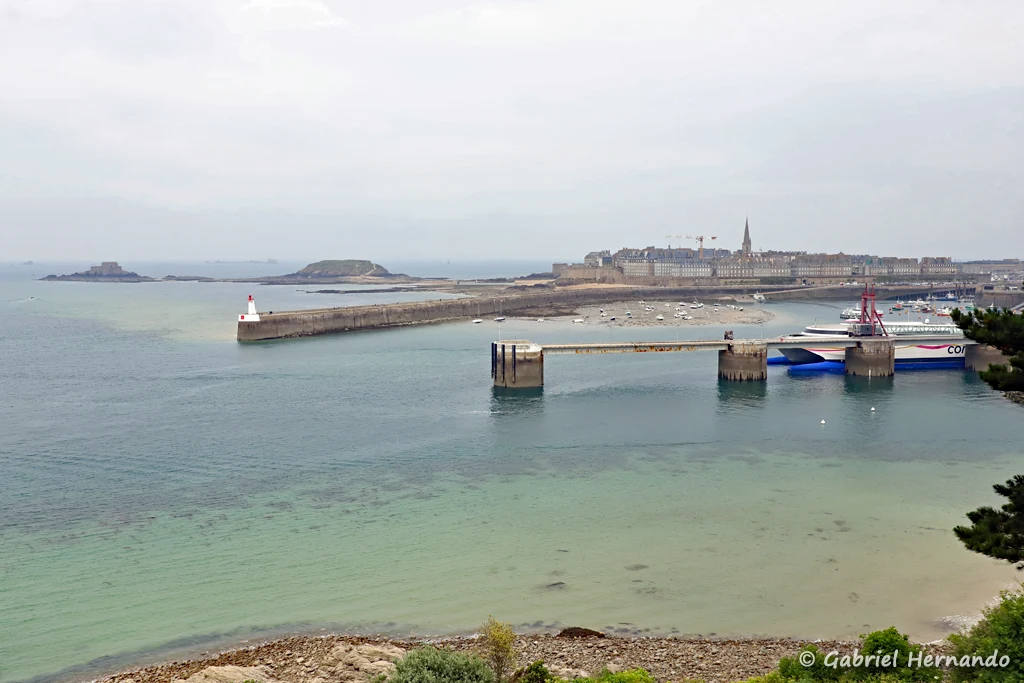 Panorama sur l'entrée du port de Saint mâlo, avec le Môle des noires et la cité intramuros de Saint-Malo