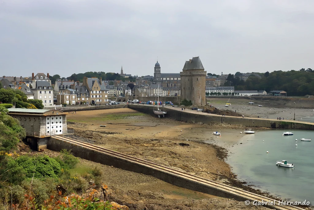 Tour Solidor, la plage Saint-Père et la cale d'accès permanent à la mer