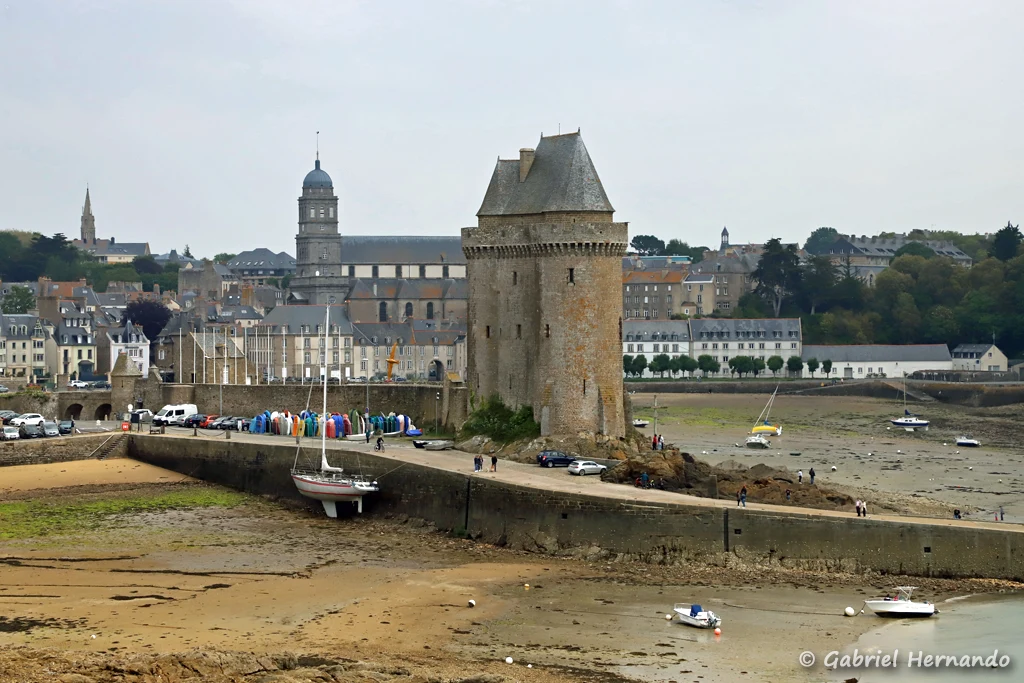 Tour Solidor, la plage Saint-Père et la cale d'accès permanent à la mer