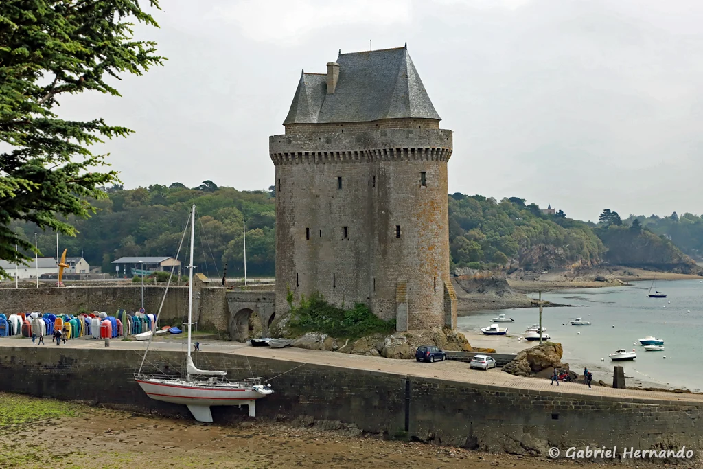 Tour Solidor et la cale d'accès permanent à la mer