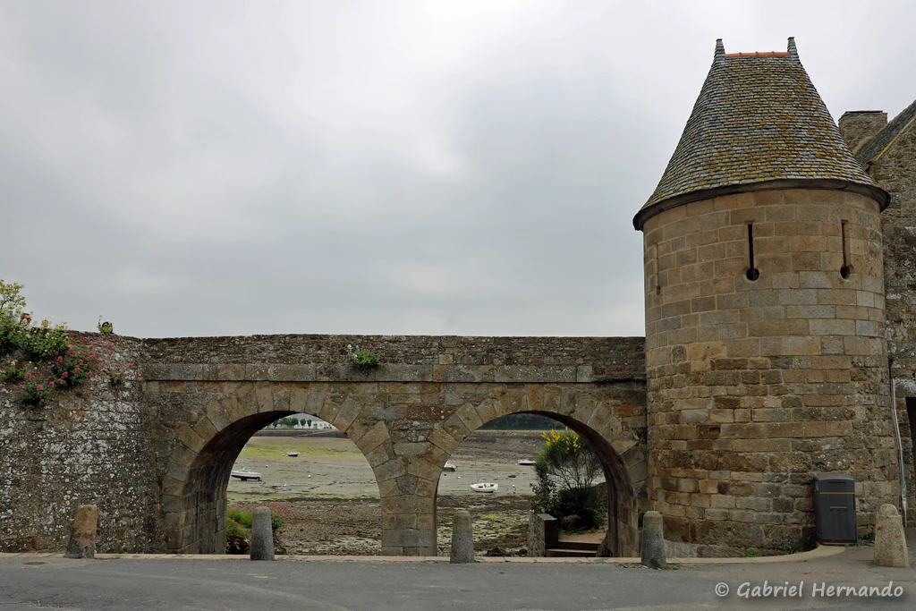 Pont en pierres, qui remplaça le pont levis en 1756