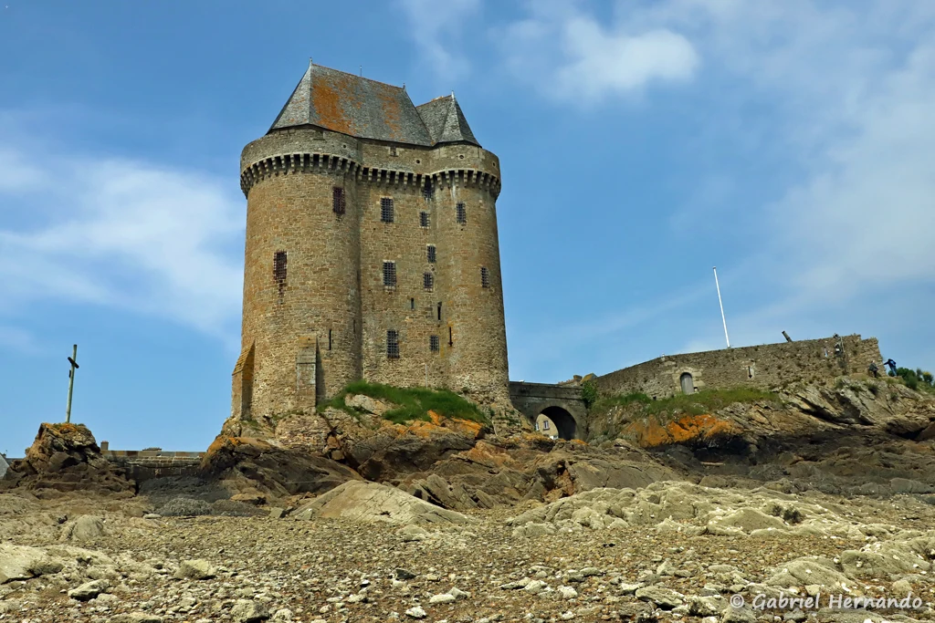 Tour Solidor et réplique de la croix érigée par Jacques Cartier à Gaspé en 1534