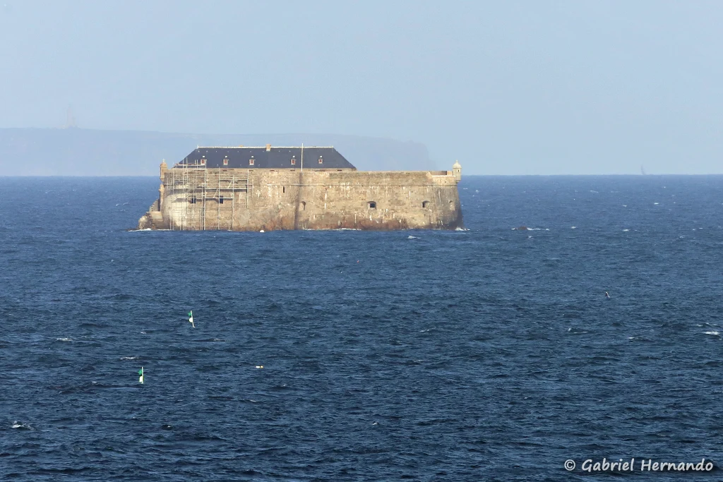 La Conchée, îlot rocheux fortifié situé au large dans la baie