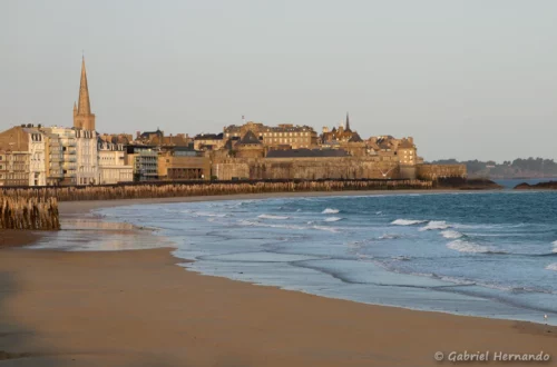 La plage du Sillon, avec vue sur la cité