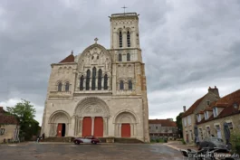 Façade de la Basilique et son parvis