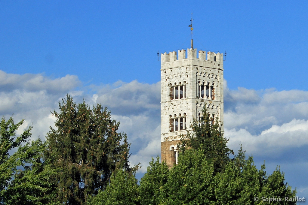 Campanile de la Cathédrale si San Martino, depuis la promenade sur les remparts sud
