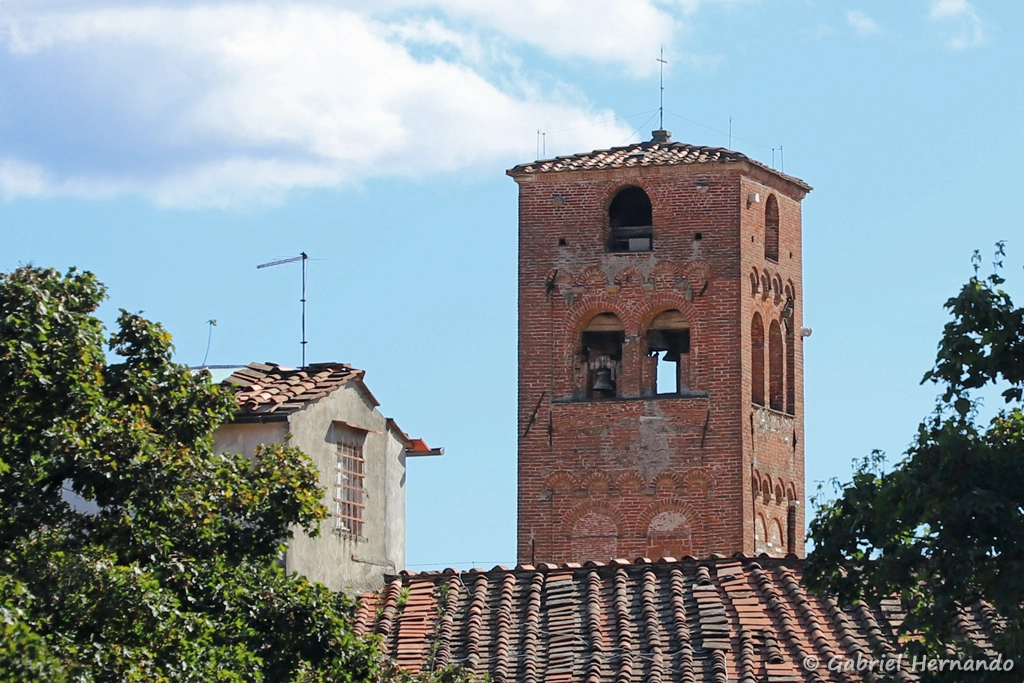 Campanile de l'église Santa Maria Corteorlandini, depuis la promenade des remparts Nord