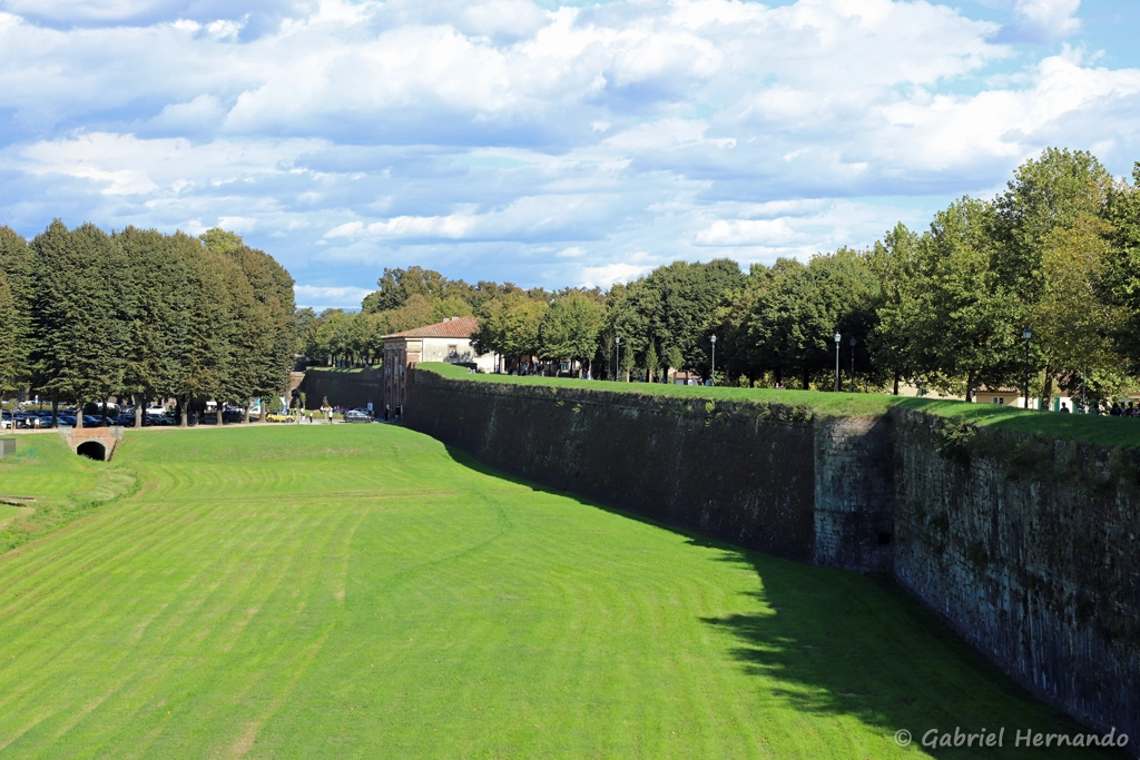Fortification avec la porte Santa Maria, au nord de la citée