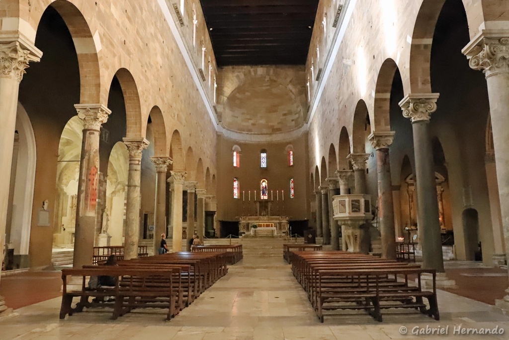 Nef, avec le cœur et la chaire de la basilique di San Frediano