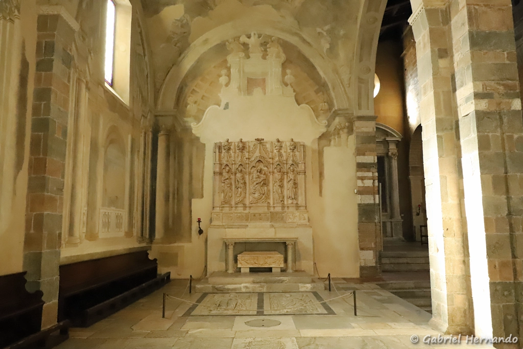 Chapelle de la famille Trenta, avec un polyptique sculpté par Jacopo della Quercia, de la Vierge à l'Enfant avec les saints Lorenzo, Girolamo et Frediano (1422), ainsi que les tombeaux de Lorenzo Trenta et sa femme
