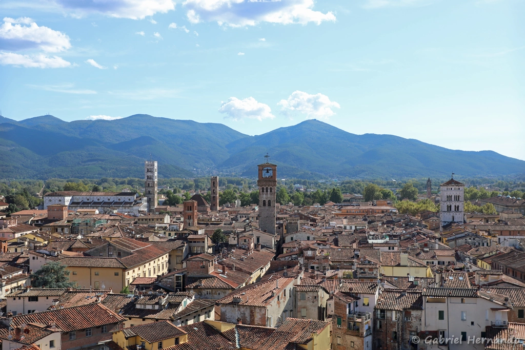 Panorama sur la cité de Lucques, avec plusieurs de ses monuments, et ses environs, depuis le sommet du campanile de la basilique di San Frediano