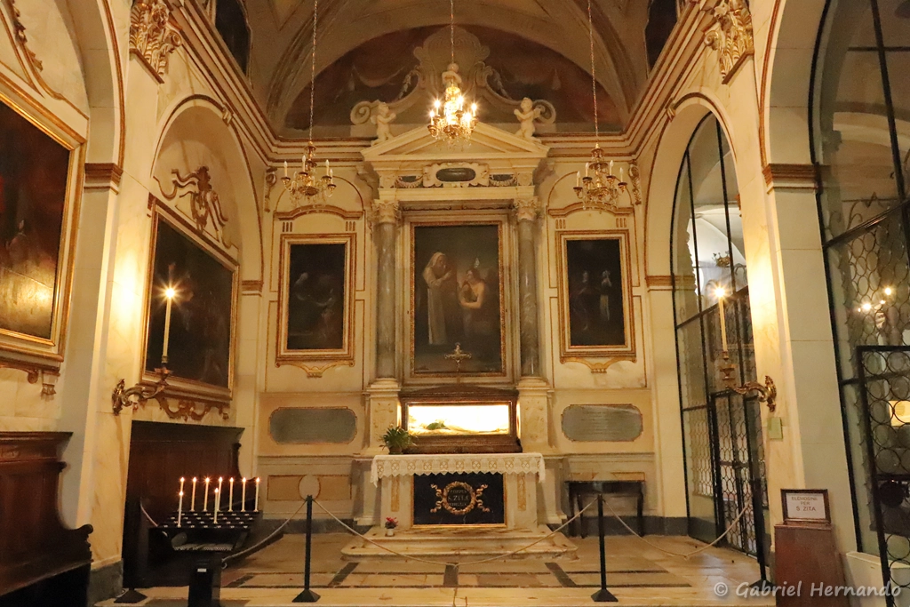 Chapelle Santa Zita, avec le reliquaire de la sainte avec son corps momifié naturellement et une toile de Paolo Guidotti représentant Sainte Zita et le Pauvre (1611-1612), dans la basilique di San Frediano