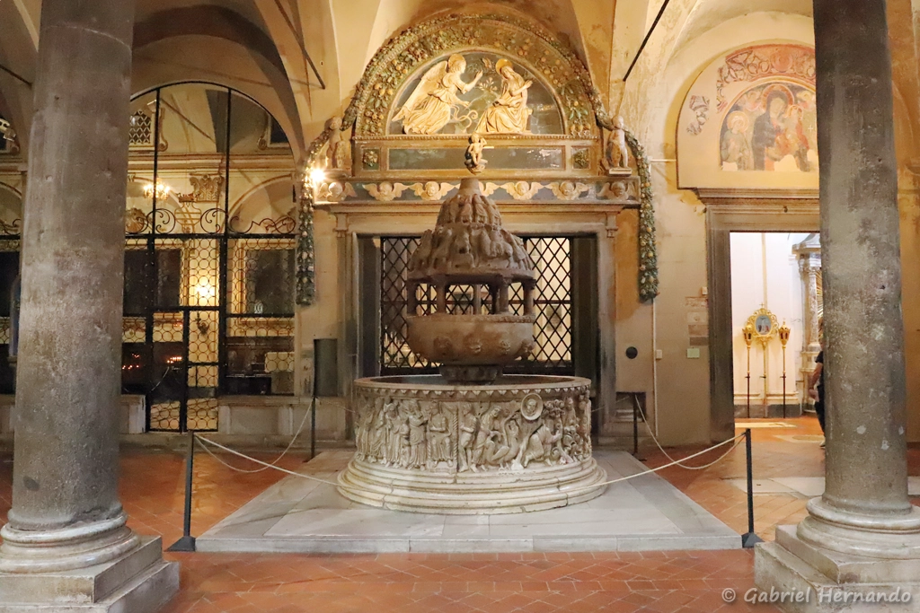 Fonts baptismaux du XIIe siècle, avec ses sculptures romanes, dans la basilique di San Frediano