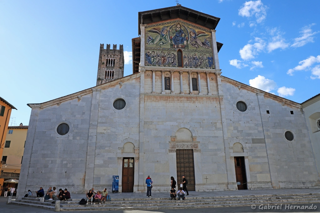 Façade de la Basilique di San Frediano, avec son fronton doré