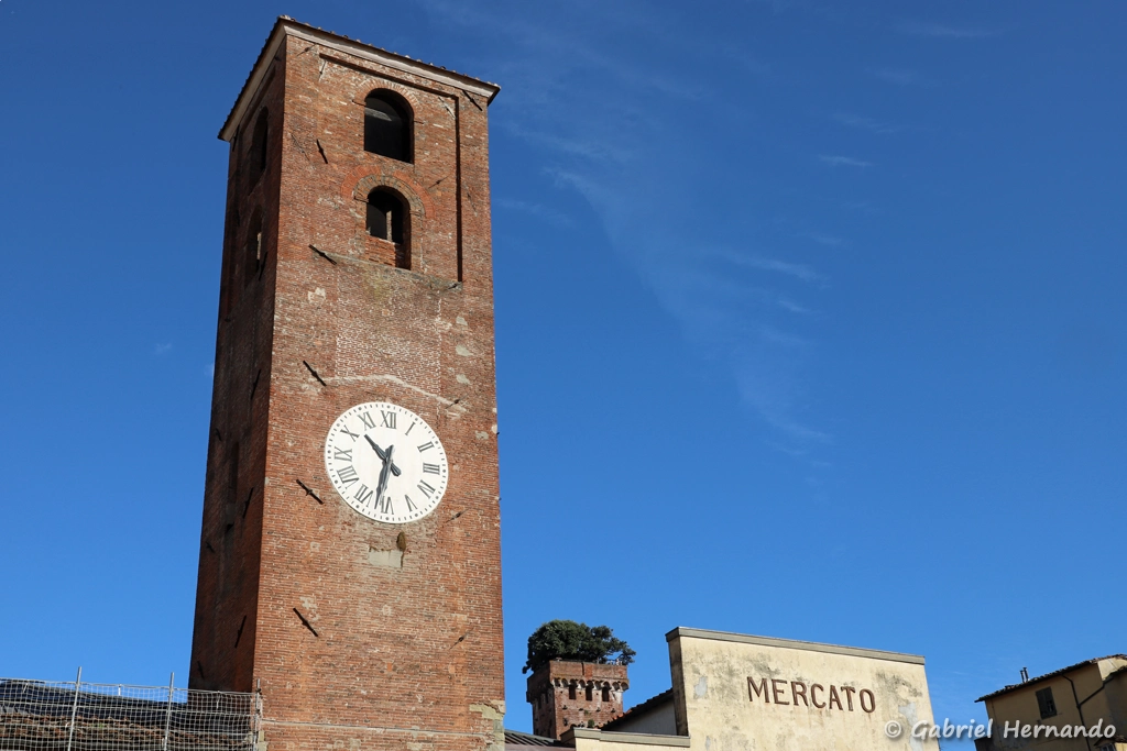 Ancien clocher de l'église du Carmine, aujourd'hui utilisé comme tour de l'horloge, avec le marché du Carmine, autrefois église de Santa Maria del Carmine